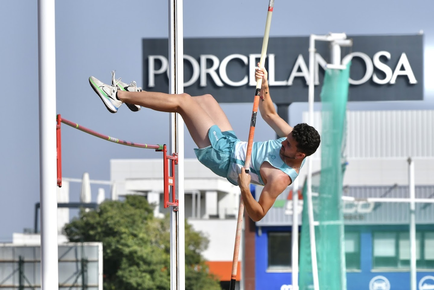 Atleta de l’Atlas superant el llistó en salt amb perxa