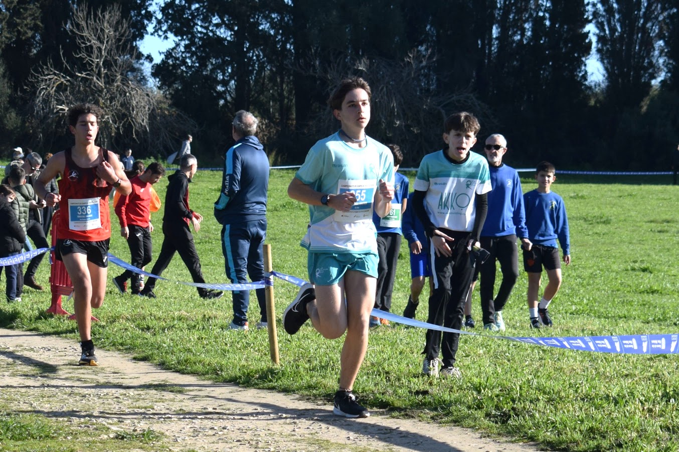 Atletes joves en un tram del Campionat de Balears de cros