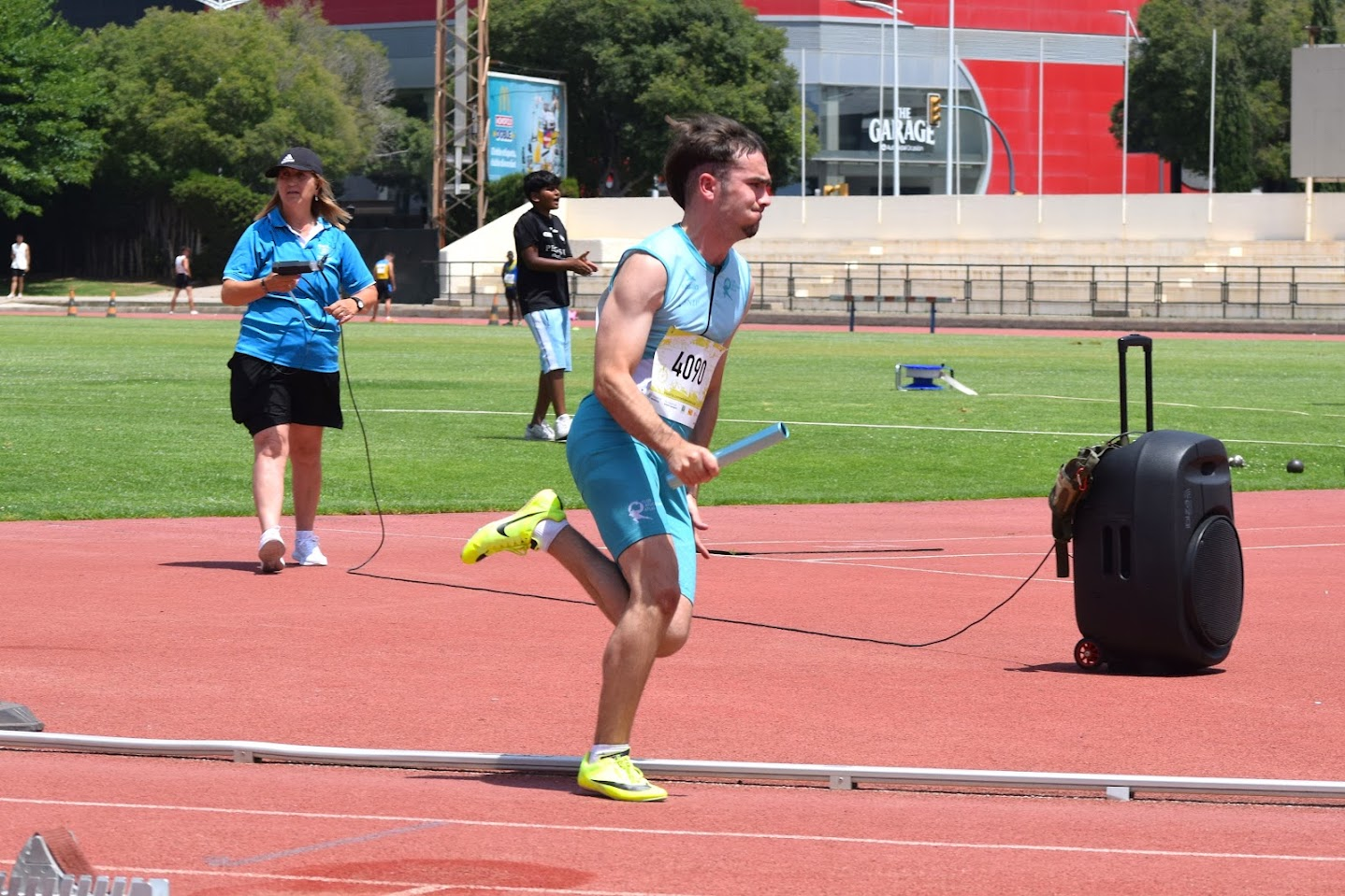 Atleta de l’Atlas corrent amb el testimoni en una cursa de relleus