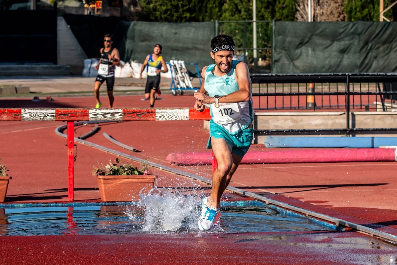 Atleta de l’Atlas sortint de la ria en una cursa d’obstacles