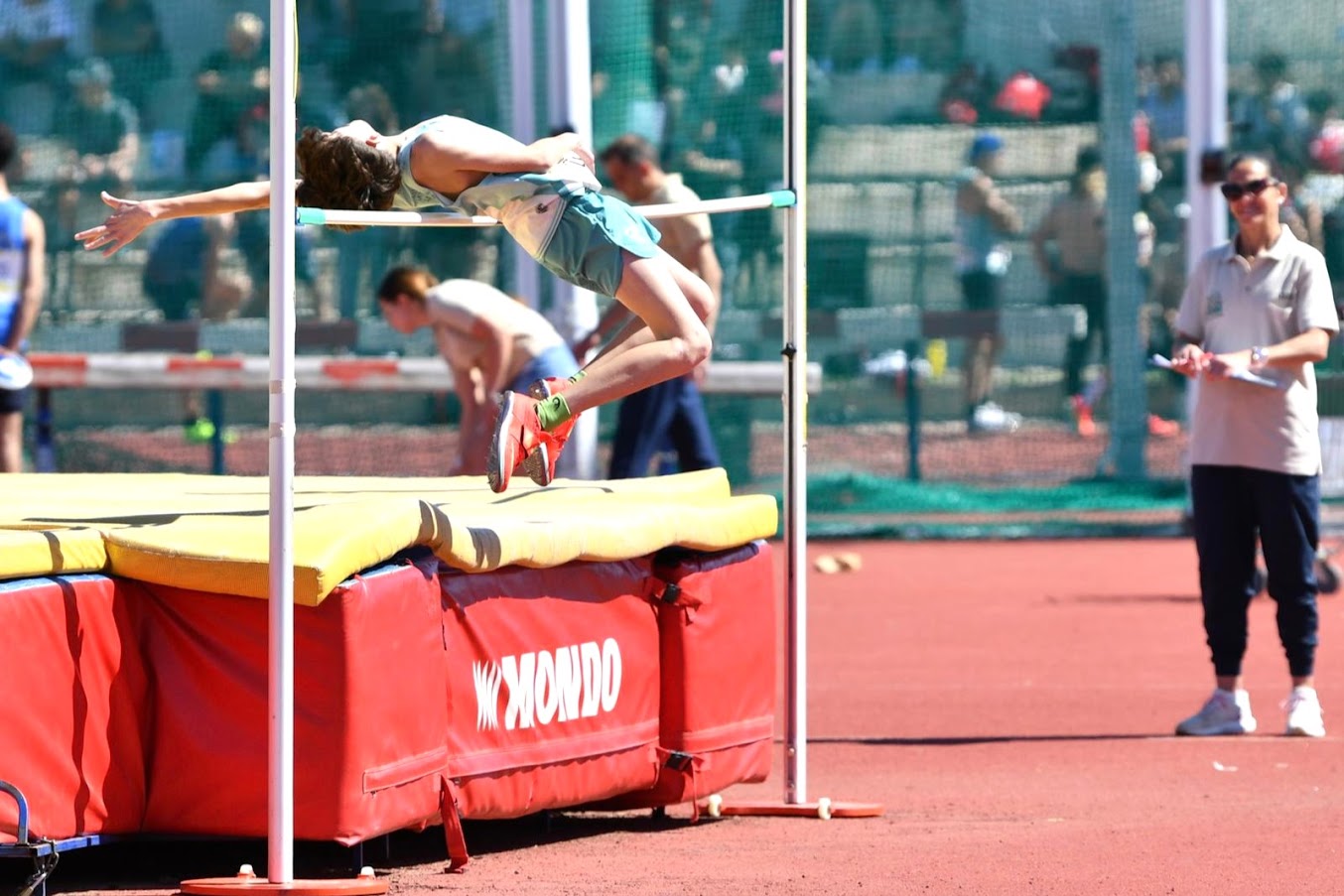 Atleta de l’Atlas superant el llistó de salt d’altura