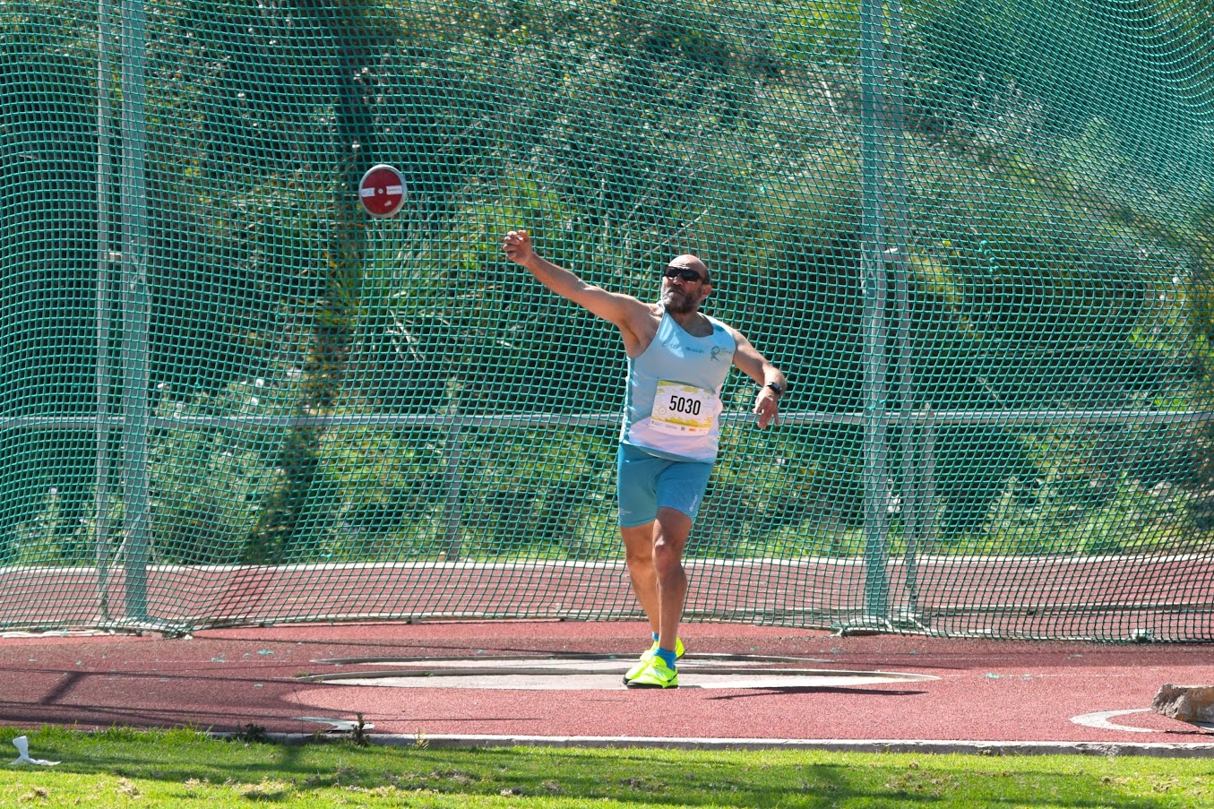 Atleta màster de l’Atlas en el moment de llançar el disc